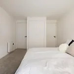 Modern, Luxury 2-Bed Home With Private Balcony