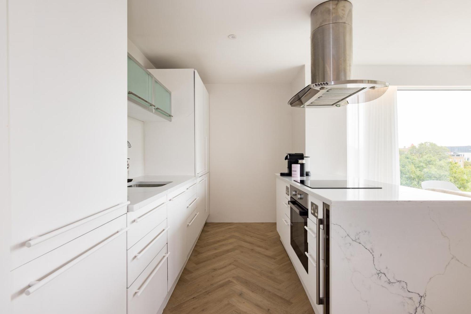 Modern, Luxury 2-bed With Private Balcony Appartamento *