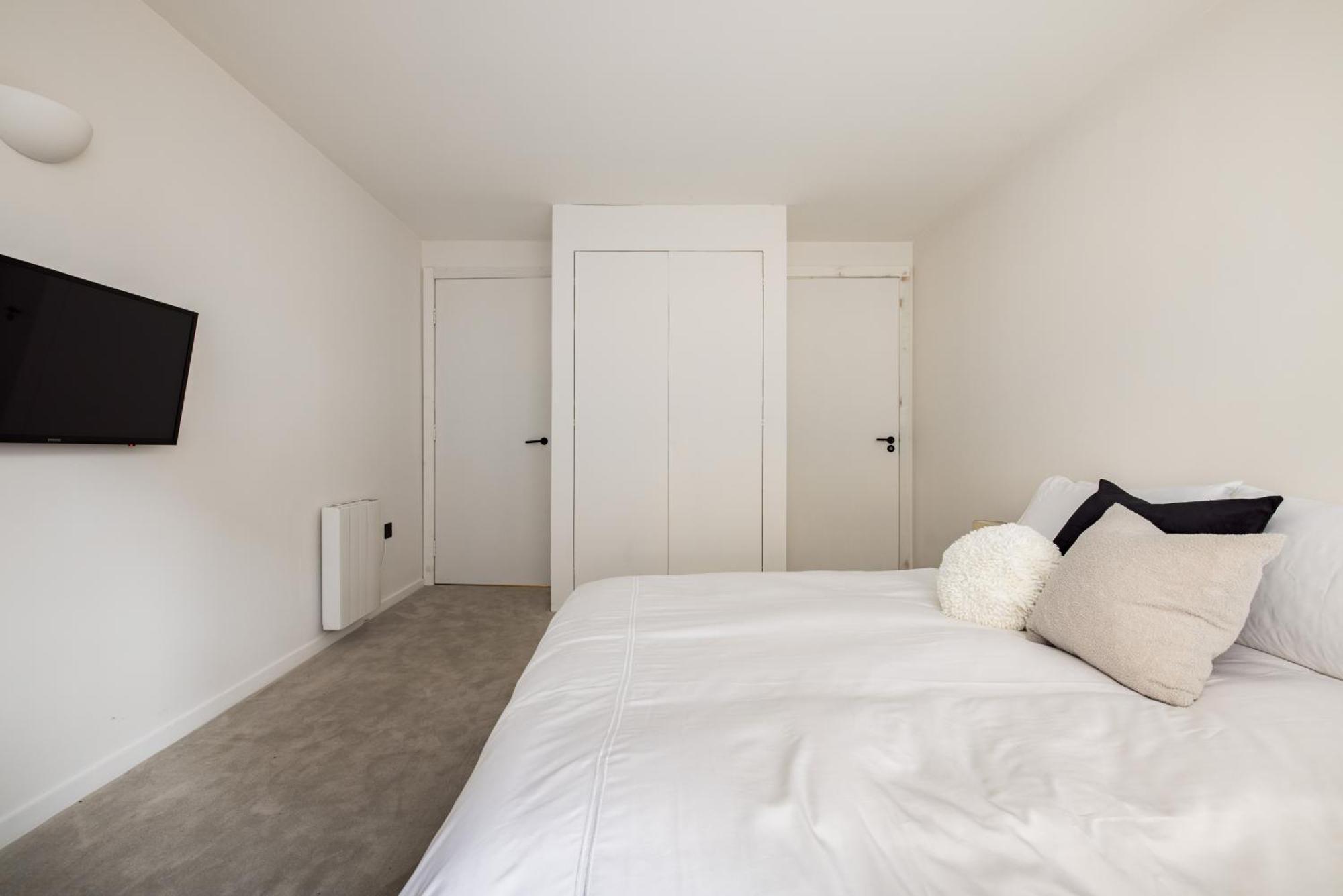 Modern, Luxury 2-bed With Private Balcony Londra