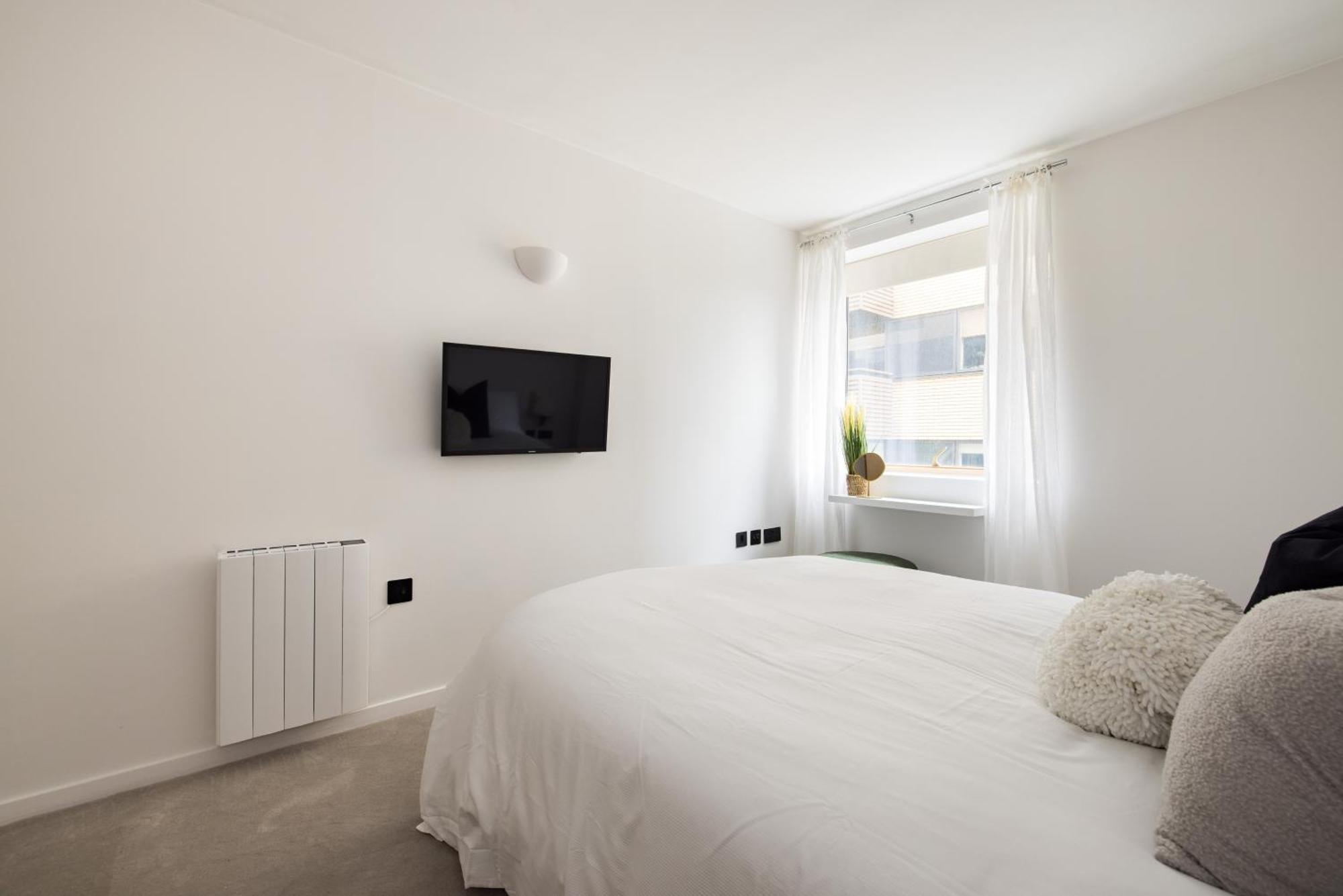 Modern, Luxury 2-bed With Private Balcony