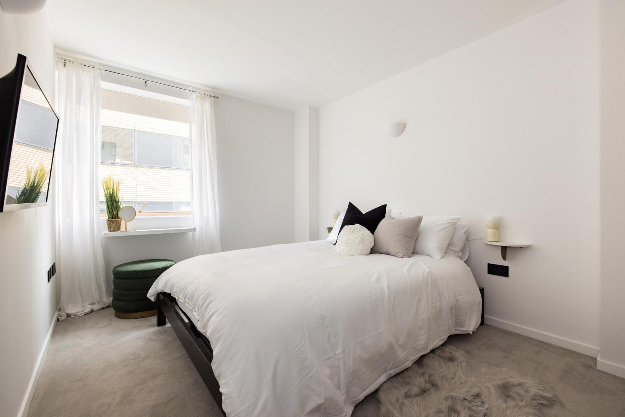 Modern, Luxury 2-bed With Private Balcony Londra