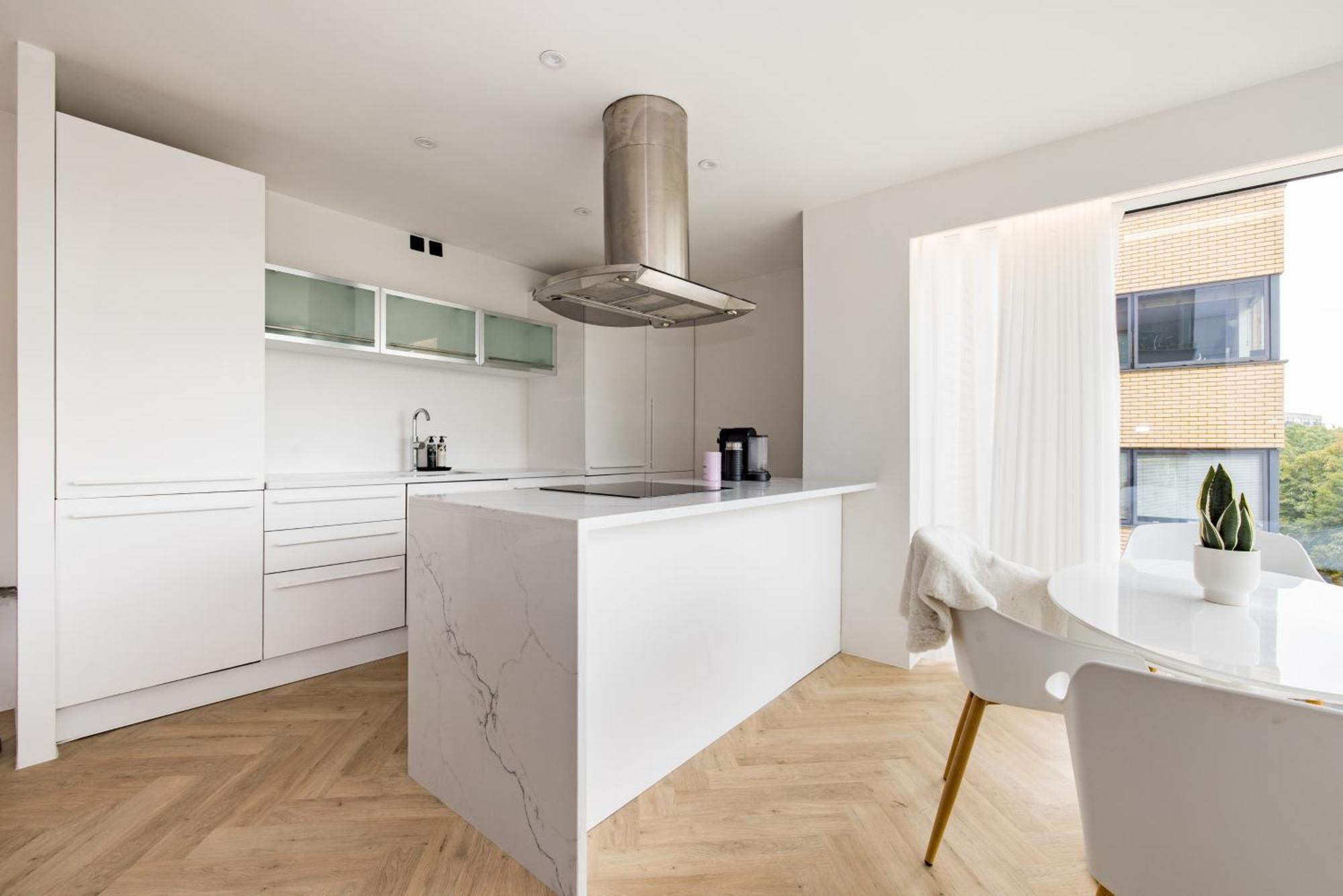 Modern, Luxury 2-bed With Private Balcony