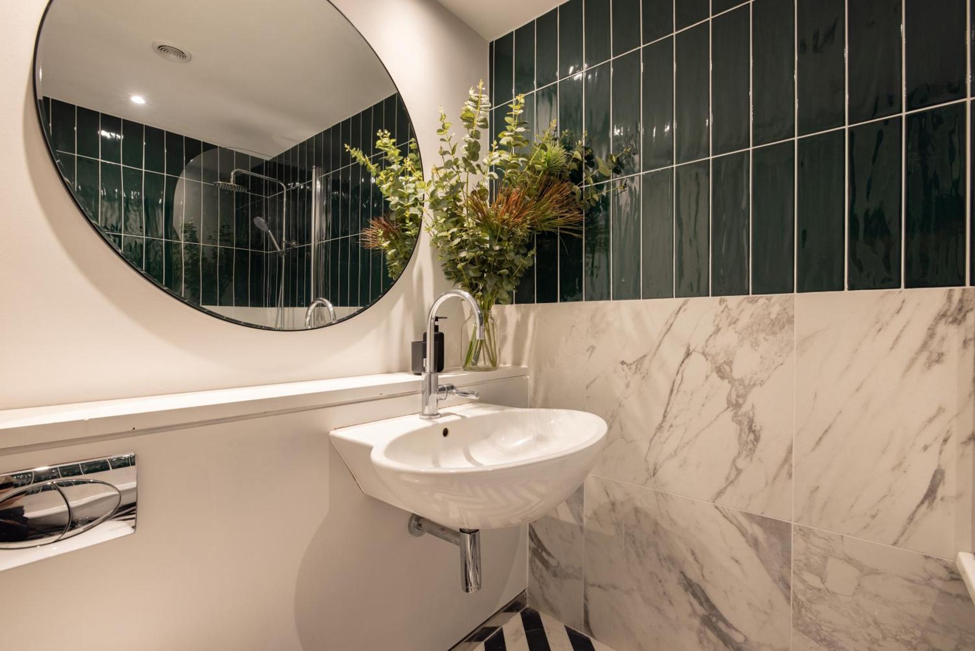Modern, Luxury 2-bed With Private Balcony Appartamento *