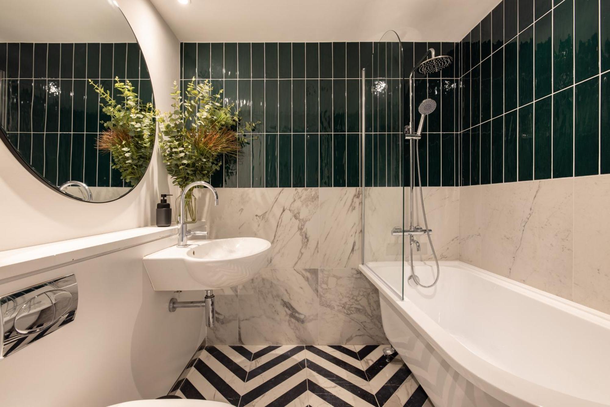 Modern, Luxury 2-bed With Private Balcony *