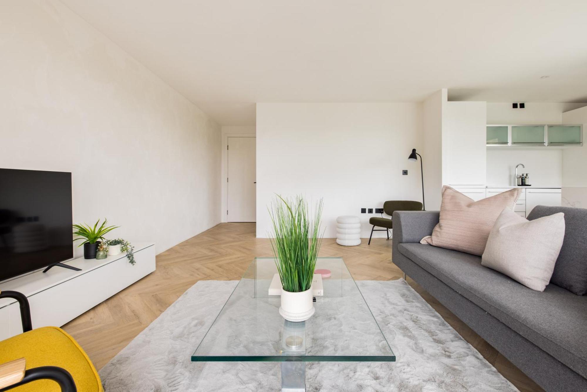 Modern, Luxury 2-bed With Private Balcony Appartamento *