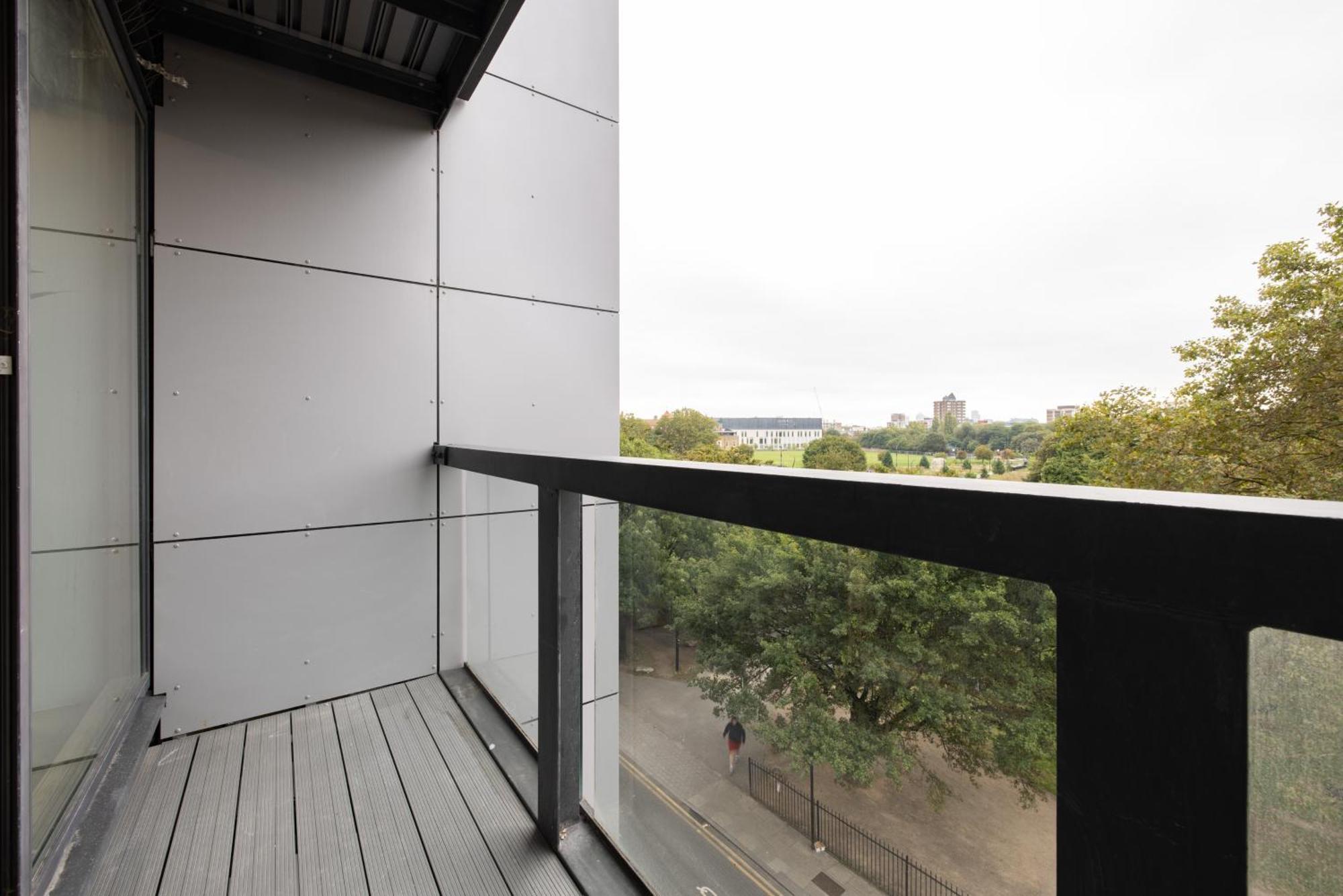 Modern, Luxury 2-bed With Private Balcony *