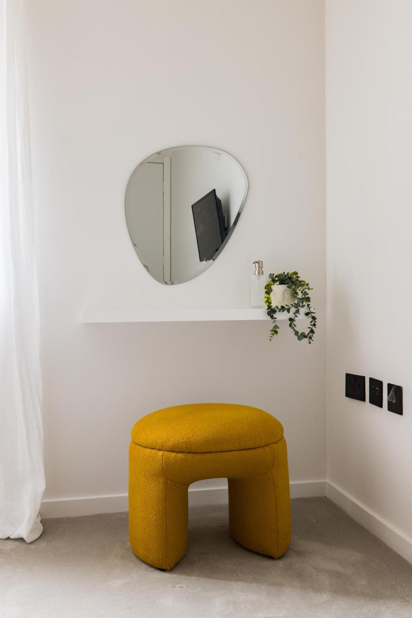 Modern, Luxury 2-bed With Private Balcony * Londra