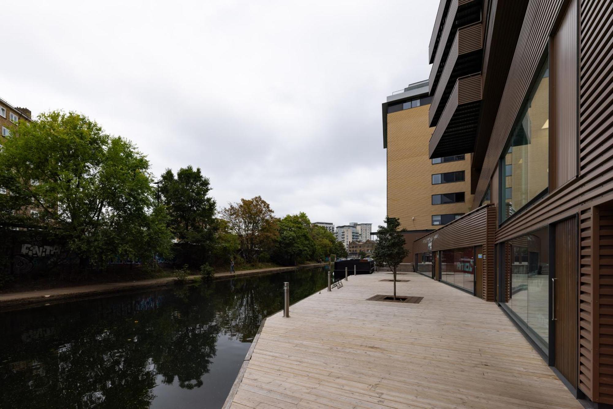 Modern, Luxury 2-bed With Private Balcony