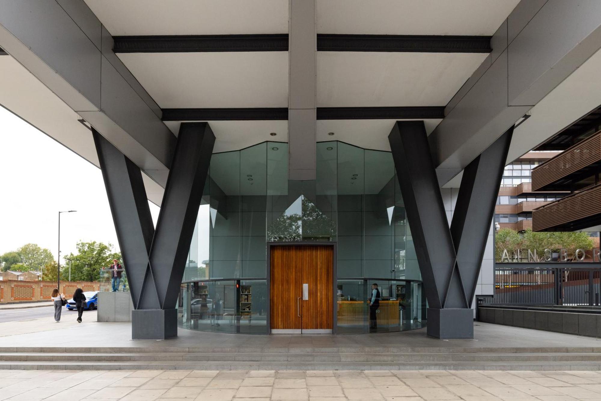 Modern, Luxury 2-bed With Private Balcony Londra