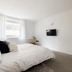 Modern, Luxury 2-Bed Home With Private Balcony