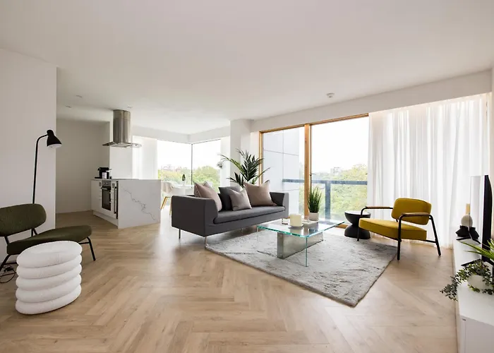 Modern, Luxury 2-Bed Home With Private Balcony
