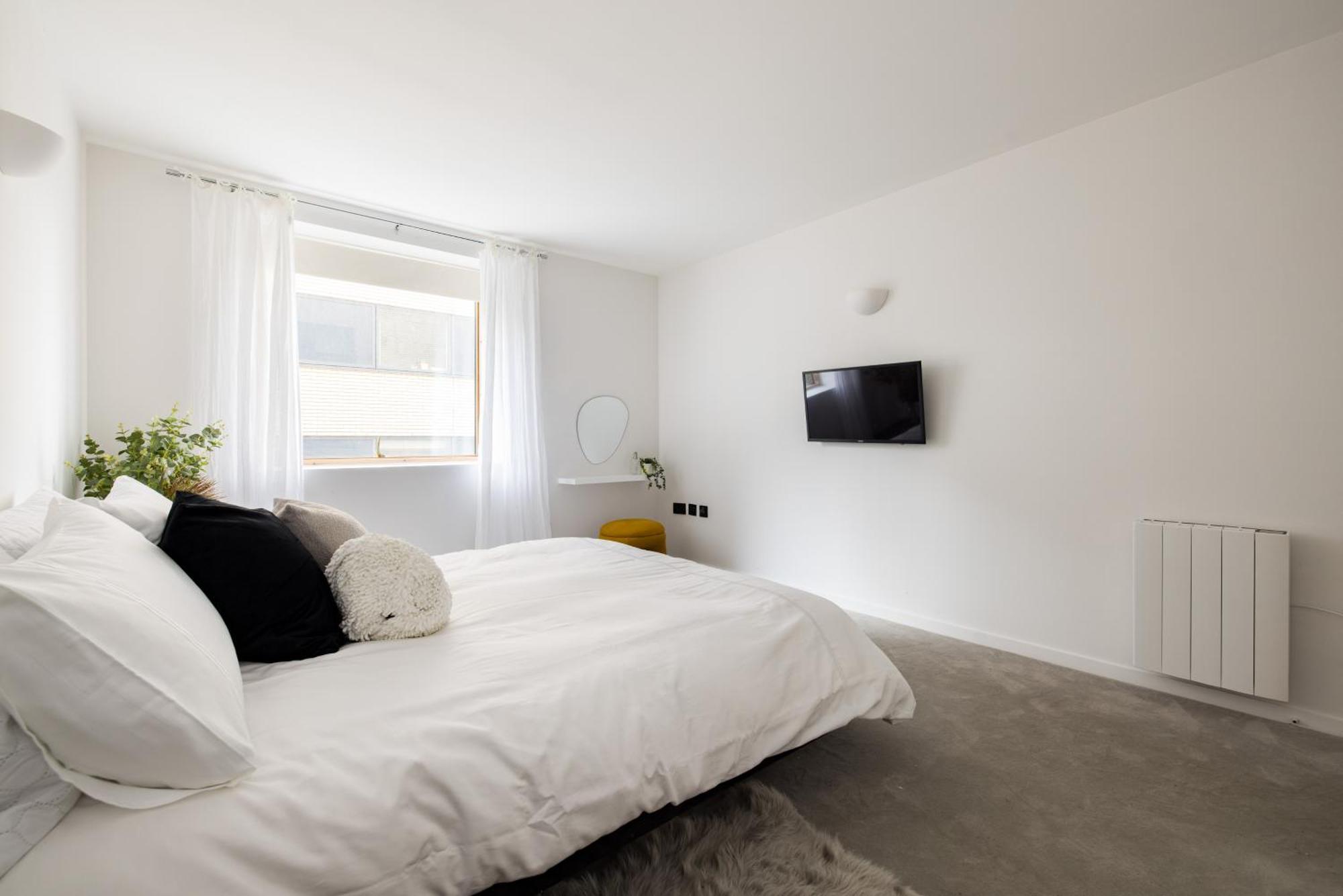 Modern, Luxury 2-bed With Private Balcony Apartment *